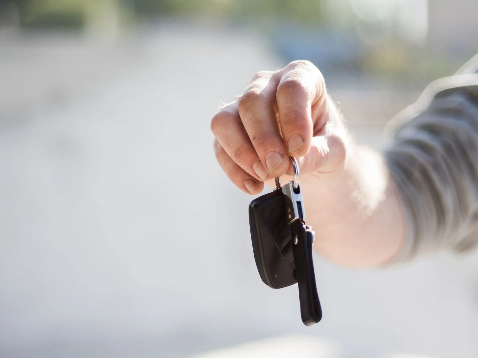 Main présentant des clés de voiture — photo d’illustration de la cession d’un véhicule